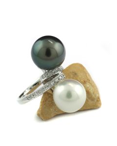 Ring mit weißer Südseeperle, anthrazitgrauer Tahitiperle und Diamanten, 750-Weißgold