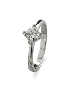 Brillantring mit Halbkaräter-Brillant und vier Brillanten, zus. 0,58 carat