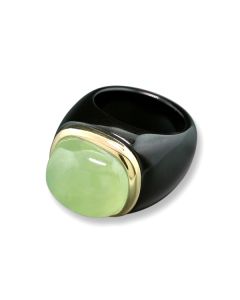 Ring mit grünem Edelstein