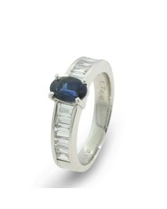 Ring mit Saphir  Baguetteschliff Diamanten
