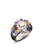 Ring mit Edelsteinen 