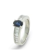 Ring mit Saphir  Baguetteschliff Diamanten